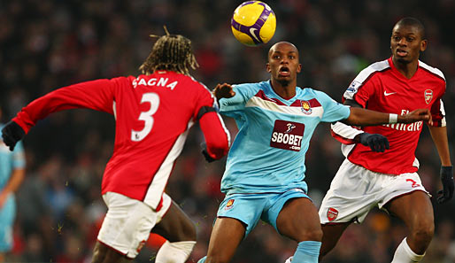 Savio Nsereko (M.) im Duell mit Sagna und Diaby vom FC Arsenal