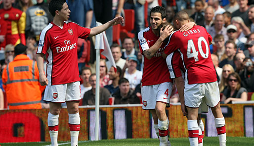 Mit 21 Jahren ist Cesc Fabregas (M.) beim FC Arsenal fast schon ein alter Hase
