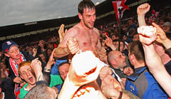 Rory Delap feiert nach dem Spiel gegen Leicester City im Mai 2008 den Aufstieg von Stoke City mit den Fans