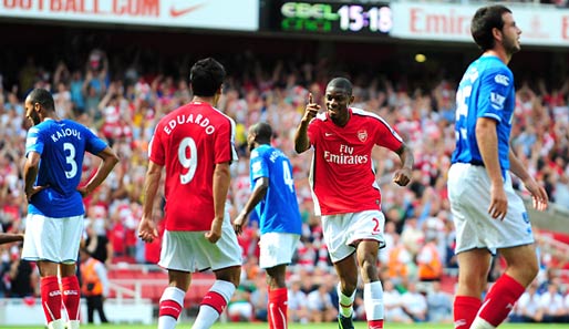 Abou Diaby (2. v. r.) erzielte für Arsenal gegen den FC Portsmouth einen Doppelpack