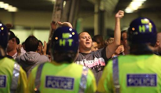 Trotz Großaufgebot der Polizei kam es zwischen West Ham und Millwall zu schweren Krawallen