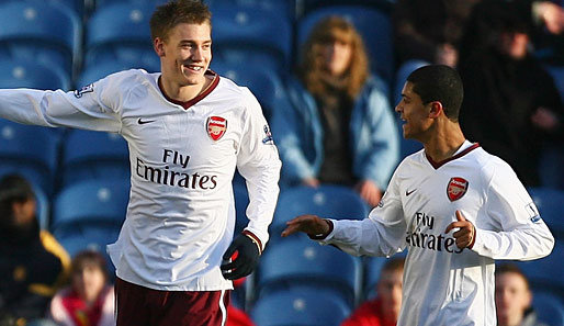 Nicklas Bendtner (l.) und Denilson liegen mit Arsenal auf Platz 6 der Premier-League-Tabelle