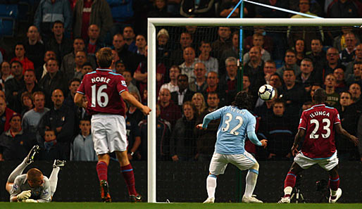 Carlos Tevez (2.v.r.) erzielte mit diesem Tor die frühe Führung für Manchester City
