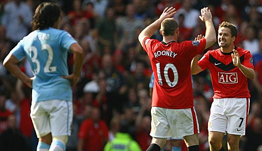 Während Owen (r.) und Rooney Uniteds Siegtor feiern, schaut Tevez betröppelt drein