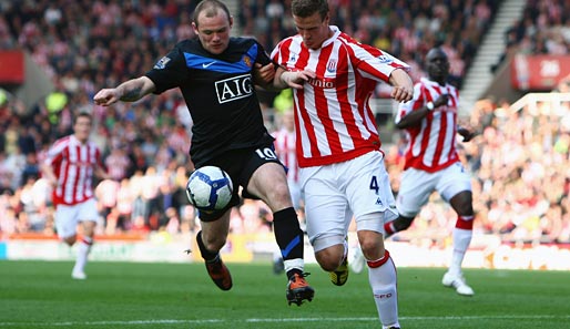 Stoke Citys Robert Huth (r.) im Duell mit Manchester Uniteds Superstar Wayne Rooney