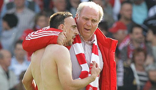 Du bleibst hier: Ul,i Hoeneß (r.) will Franck Ribery bei den Bayern halten