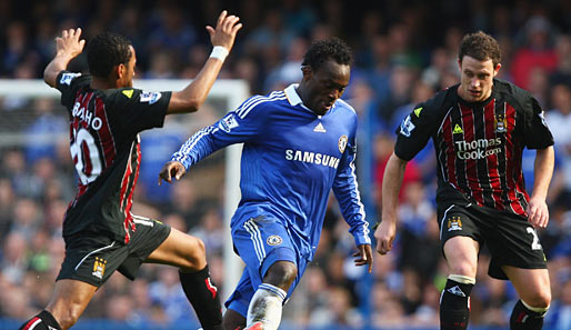 Chelsea mit Essien (M.) gewann neun der letzten zehn Spiele bei Manchester City