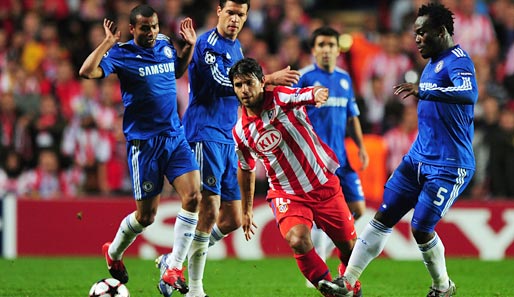 Atleticos Sergio Agüero (M.) traf in der Champions League beim 2:2 in Madrid zweimal gegen Chelsea
