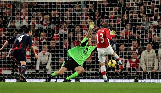 Andrej Arschawin schießt Arsenal durch das 4:2 gegen Bolton an die Spitze der Premier League