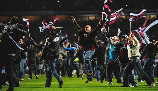 Nach dem unfassbaren Spiel stürmten die Villa-Fans den Rasen und feierten den Finaleinzug