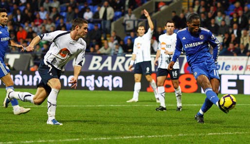 Didier Drogba (r.) erzielte im Hinspiel Chelseas viertes Tor gegen Bolton