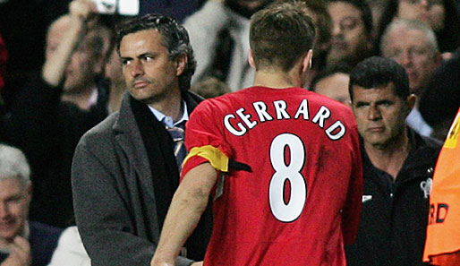 Handshake unter Konkurrenten: Mourinho (l.), damals Chelsea-Coach, und Liverpools Gerrard
