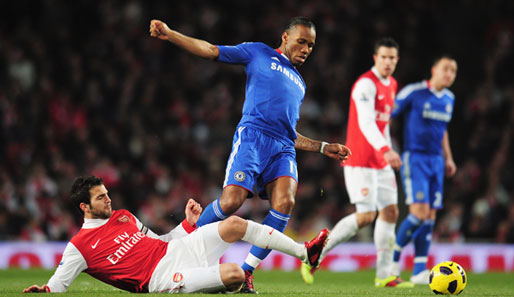Zwei Superstars im Duell: Arsenals Cesc Fabregas (am Boden) gegen Chelseas Didier Drogba
