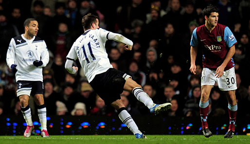 Szene vom letzten Spieltag: Rafael van der Vaart trifft zum 2:0 für Tottenham bei Aston Villa