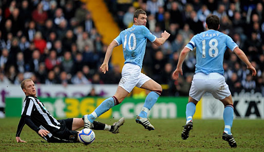 Edin Dzeko (M.) erzielte gegen das drittklassige Notts County sein erstes Tor für Manchester City