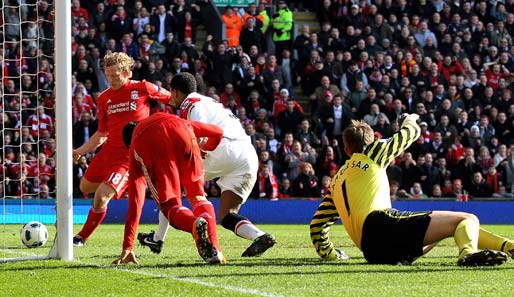 Liverpool Dirk Kuyt (l.) erzielt das erste seiner drei Tore gegen Manchester United