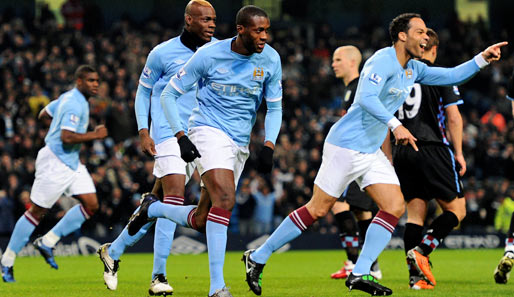 Yaya Toure (M.) schoss Manchester City beim Sieg gegen Aston Villa in Führung