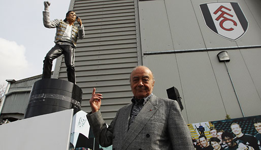 Just beat it! Mohamed Al-Fayed sichtlich zufrieden vor der Statue vom King of Pop Michael Jackson