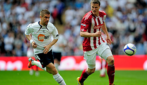 Stoke City's Robert Huth (r.) gewann gegen die Bolton Wanderers um Ivan Klasnic (l.) 5:0