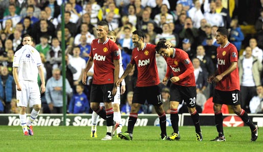 Ryan Giggs (M.) bejubelt seinen Treffer zum 3:0-Endstand im Carling Cup gegen Leeds United