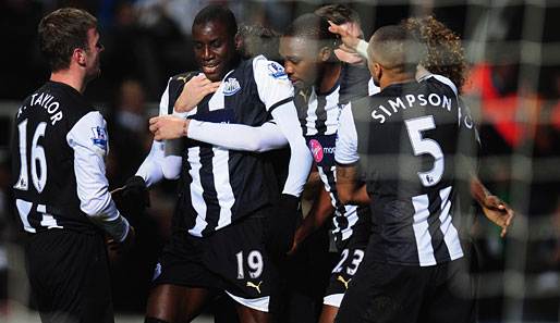 Demba Ba (2.v.l.) könnte Newcastle United für zwölf Millionen Euro verlassen