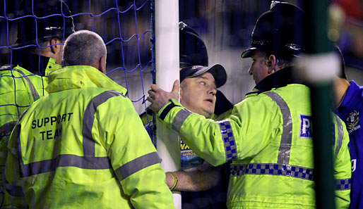 Bizarre Szene: Ein Fan kettete sich bei Everton vs. ManCity mit Handschellen am Torpfosten fest