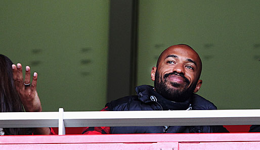 Hier sitzt Thierry Henry noch auf der Arsenal-Tribüne, bald steht er wieder auf dem Platz