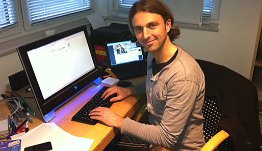 Everton-Scout Thomas Hengen bei der täglichen Arbeit vor dem Computer
