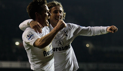 Scott Parker (l.) und Luka Modric feiern einen Treffer für die Spurs