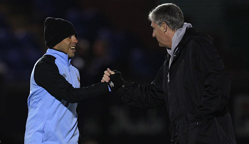Carlos Tevez (l.) und Manchester-City-Co-Trainer Brian Kidd verstehen sich blendend