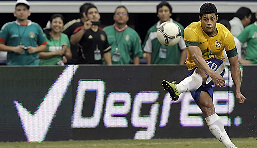 Hulk (r.) verbringt seinen Sommer bei der brasilianischen Nationalmannschaft