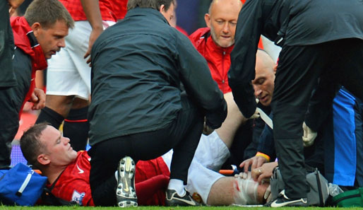 Wayne Rooney musste minutenlang auf dem Platz behandelt werden