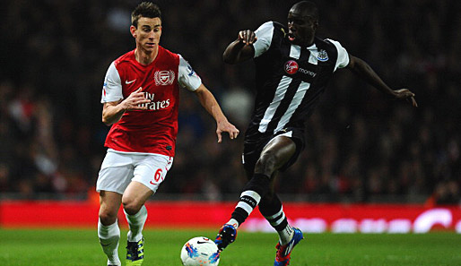 Newcastles Demba Ba (r.) im Duell mit Arsenals Laurent Koscielny