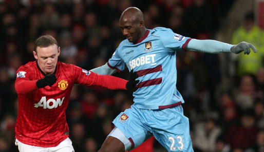 Alou Diarra im Zweikampf mit Manchester Uniteds Wayne Rooney