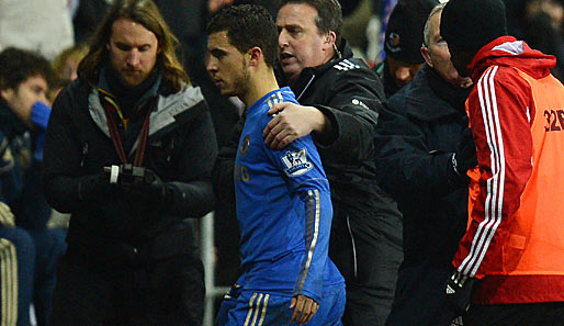 Eden Hazard verlässt das Feld nach seinem Tritt gegen einen Balljungen