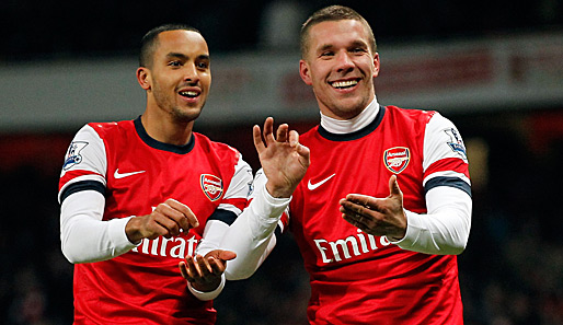 Lukas Podolski (r.) und Theo Walcott hatten gegen West Ham ordentlich was zu feiern