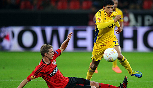 Taison (r.) im Europa-League-Spiel gegen Bayer Leverkusens Lars Bender