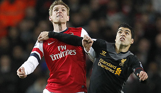 Per Mertesacker, hier gegen Liverpool-Torjäger Luis Suarez, soll auf Arsenals Abschussliste stehen