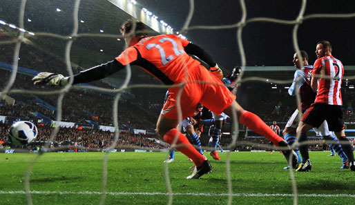 Christian Benteke (M.) traf bei Aston Villas Sieg gegen Sunderland gleich dreimal