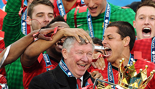 Sir Alex Ferguson bei der ausgelassenen Meisterfeier in der Mitte seiner Spieler