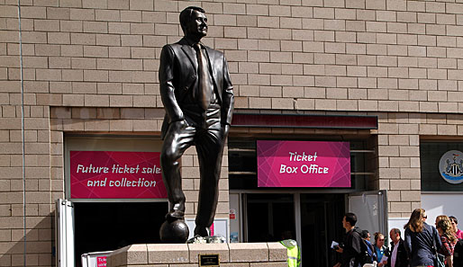 Die Statue von Sir Bobby Robson steht am St. James Park in Newcastle