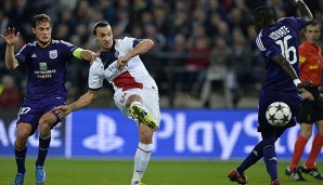 Zlatan Ibrahimovic bekommt von Arsene Wenger die Krone aufgesetzt