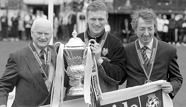 Sir Tom Finney (l.) feierte 2000 mit dem damaligen Trainer David Moyes den Titel der Division 2