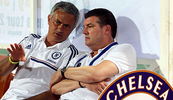 Ron Gourlay (r.) im Gespräch mit Chelseas Trainer Jose Mourinho