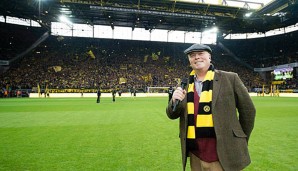 Sheffield-FC-Präsident Richard Tims bei seinem Besuch vor der Dortmunder Südtribüne