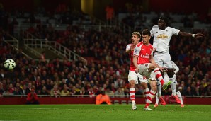 Bafetimbi Gomis trifft per Kopf zum entscheidenden Treffer gegen den FC Arsenal