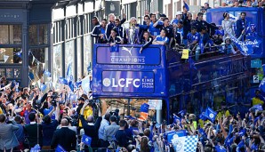 Leicester City fuhr mit dem offenen Bus durch die Straßen der Stadt