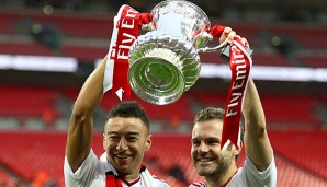 Jesse Lingaard und Juan Mata feiern ihren Triumph im FA Cup