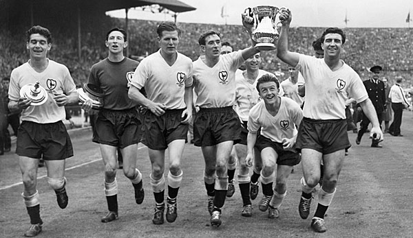 Die Spurs bejubeln den FA-Cup-Sieg 1961 - Danny Blanchflower (l.) und Bobby Smith halten die Trophäe