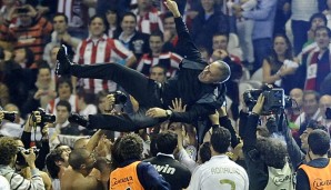 Nach dem Gewinn der spanischen Meisterschaft wurde Mourinho von den Spielern auf Händen getragen